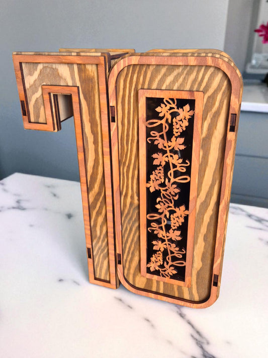 Cutie aniversară personalizată din lemn – model „70 de ani”