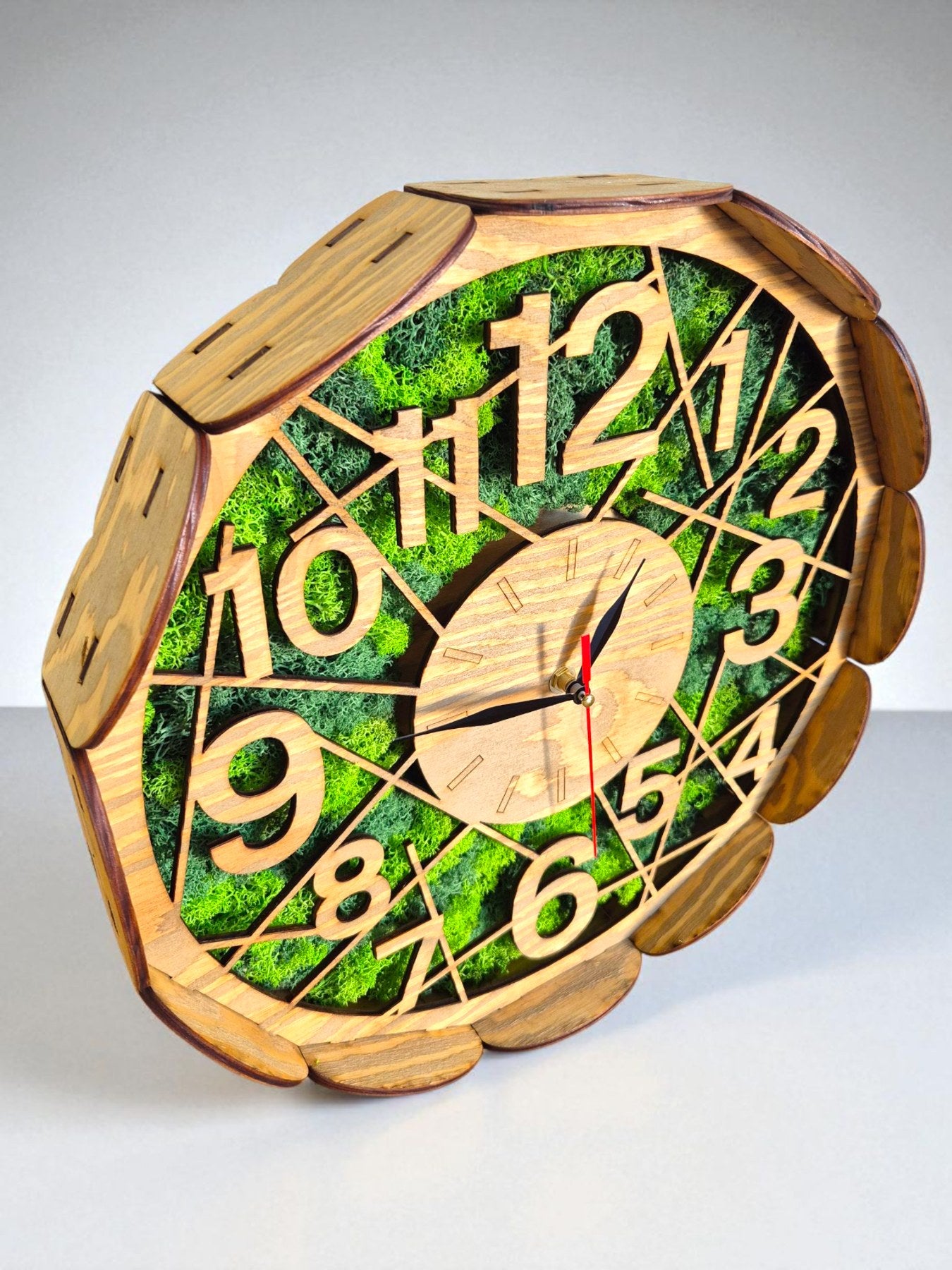 Forest Time – Ceas de perete din lemn lucrat manual, cu mușchi scandinav natural