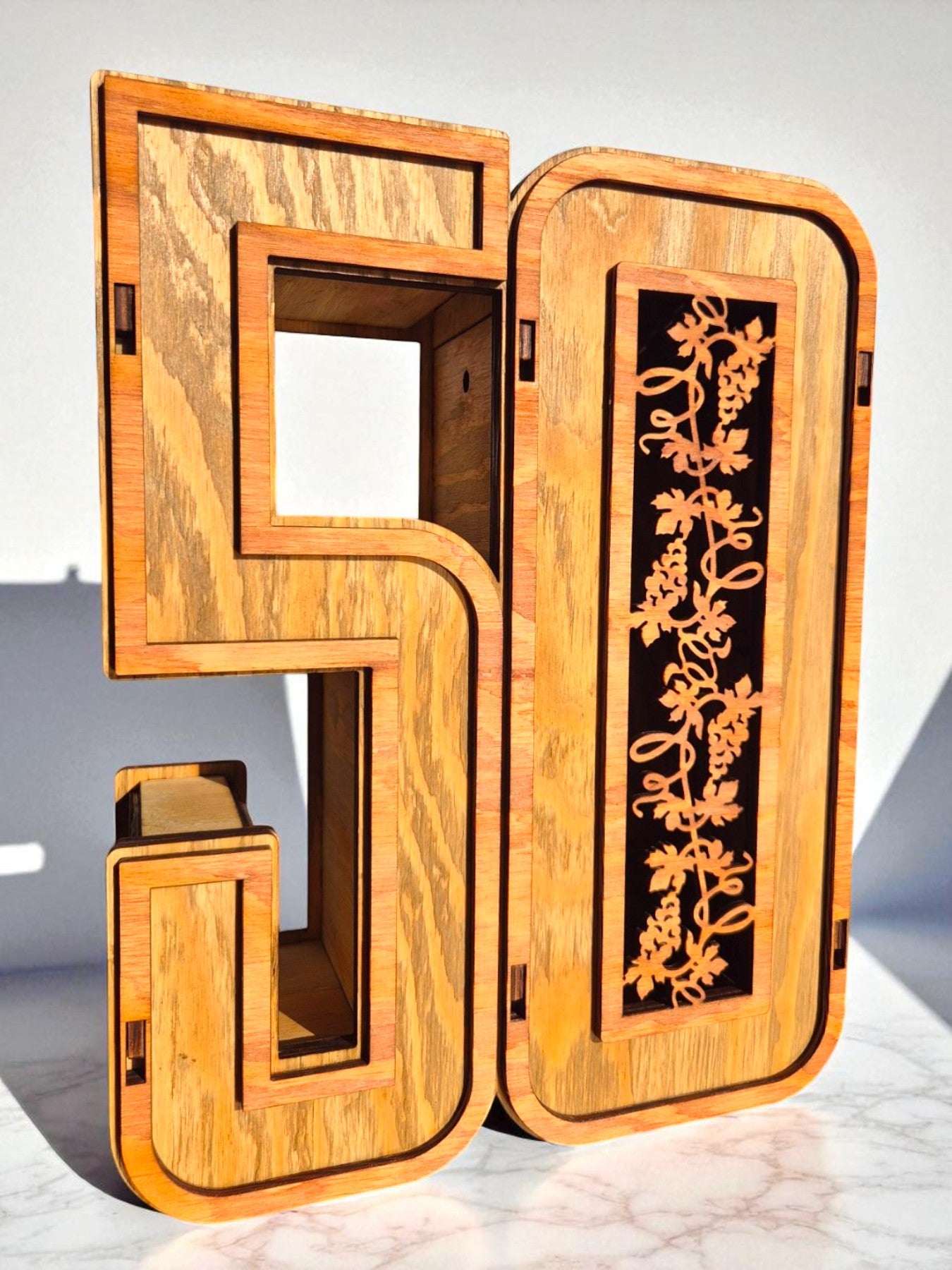 Cutie din lemn personalizată pentru aniversare – model 50 de ani