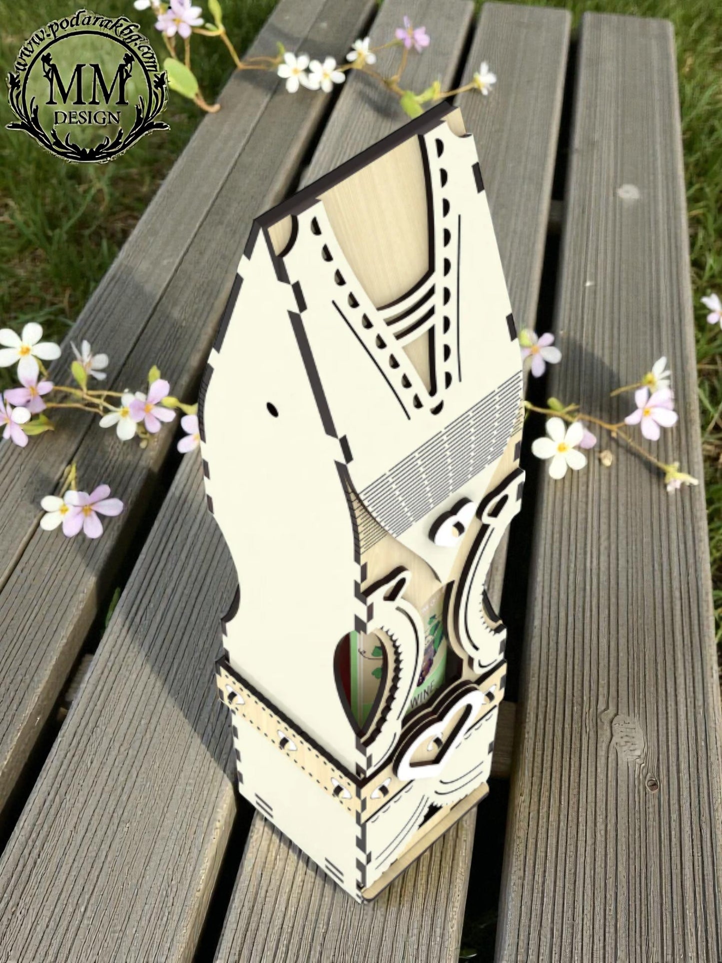 Cutie din lemn pentru sticlă – model feminin, lucrată manual, cu personalizare
