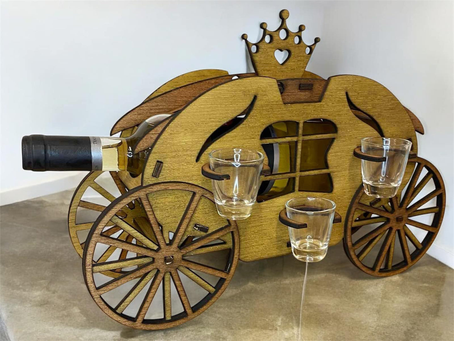 Mini bar din lemn în formă de caleașcă – suport elegant pentru o sticlă de băutură