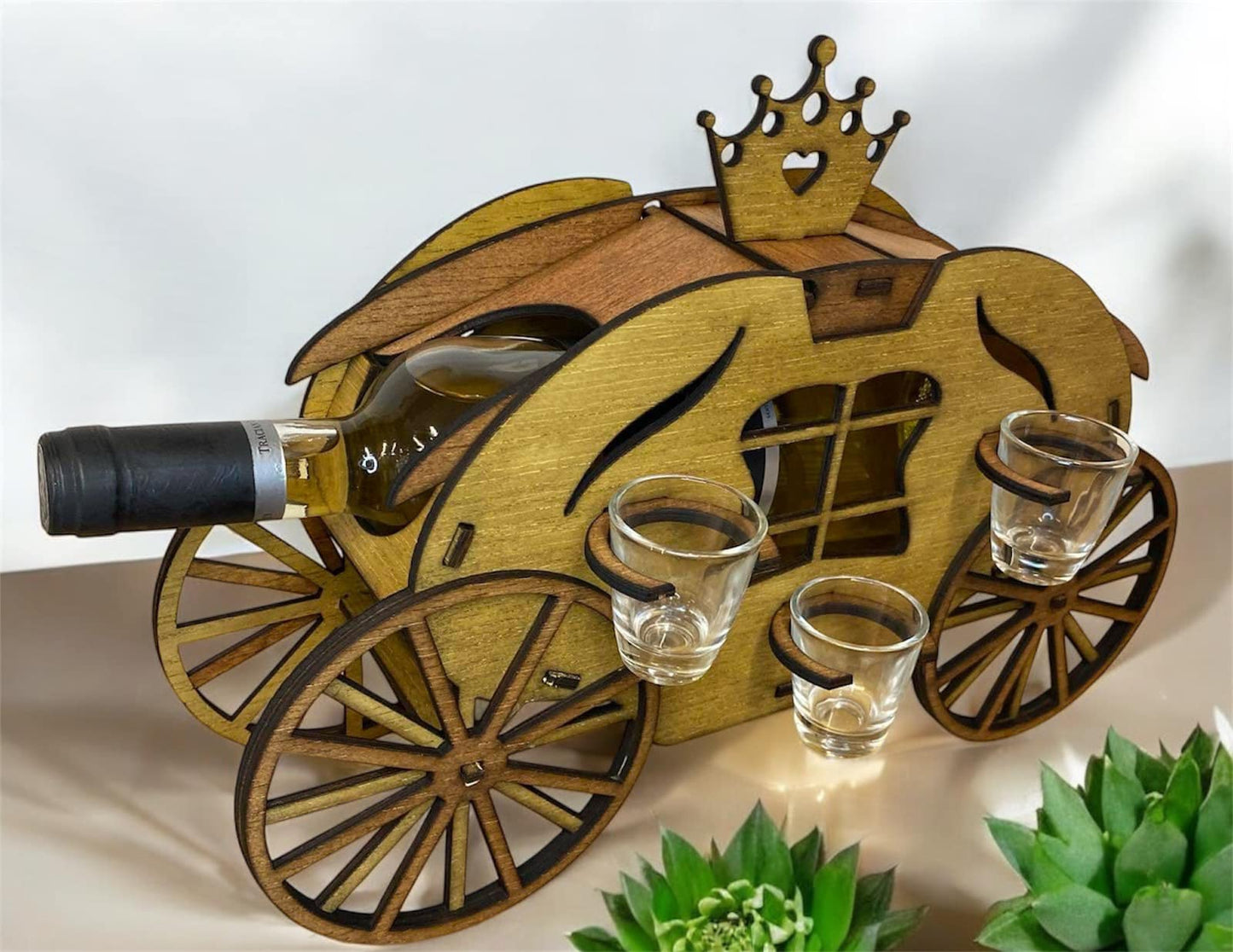 Mini bar din lemn în formă de caleașcă – suport elegant pentru o sticlă de băutură