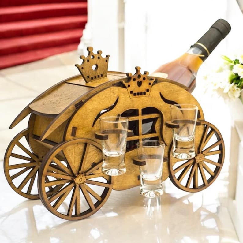 Mini bar din lemn în formă de caleașcă – suport elegant pentru o sticlă de băutură