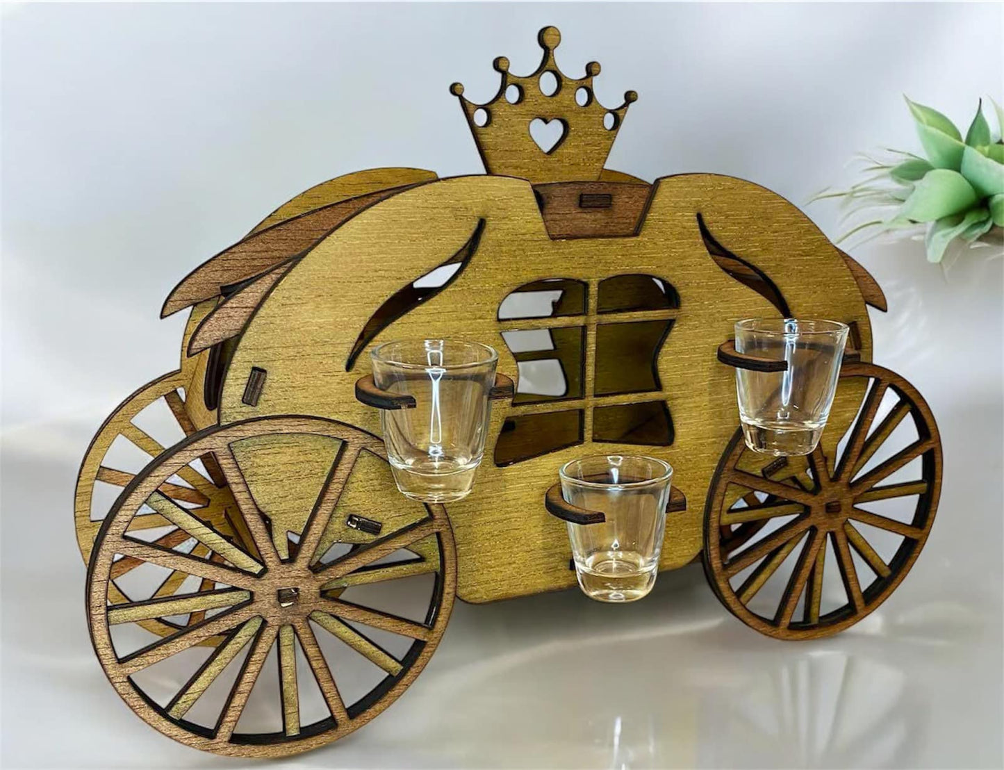 Mini bar din lemn în formă de caleașcă – suport elegant pentru o sticlă de băutură