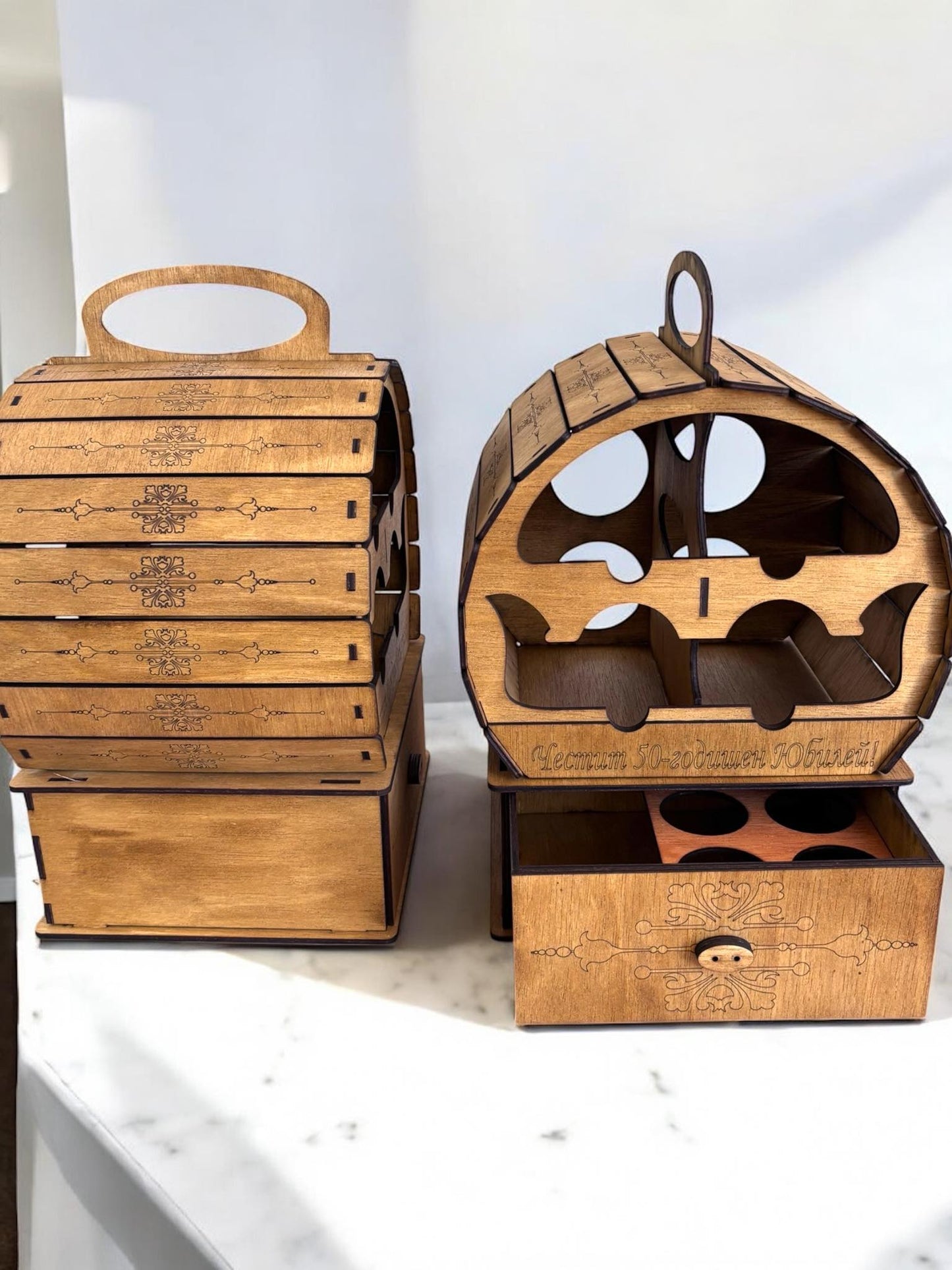 Mini bar din lemn „Butoi” pentru 4 sticle – gravură personalizată inclusă