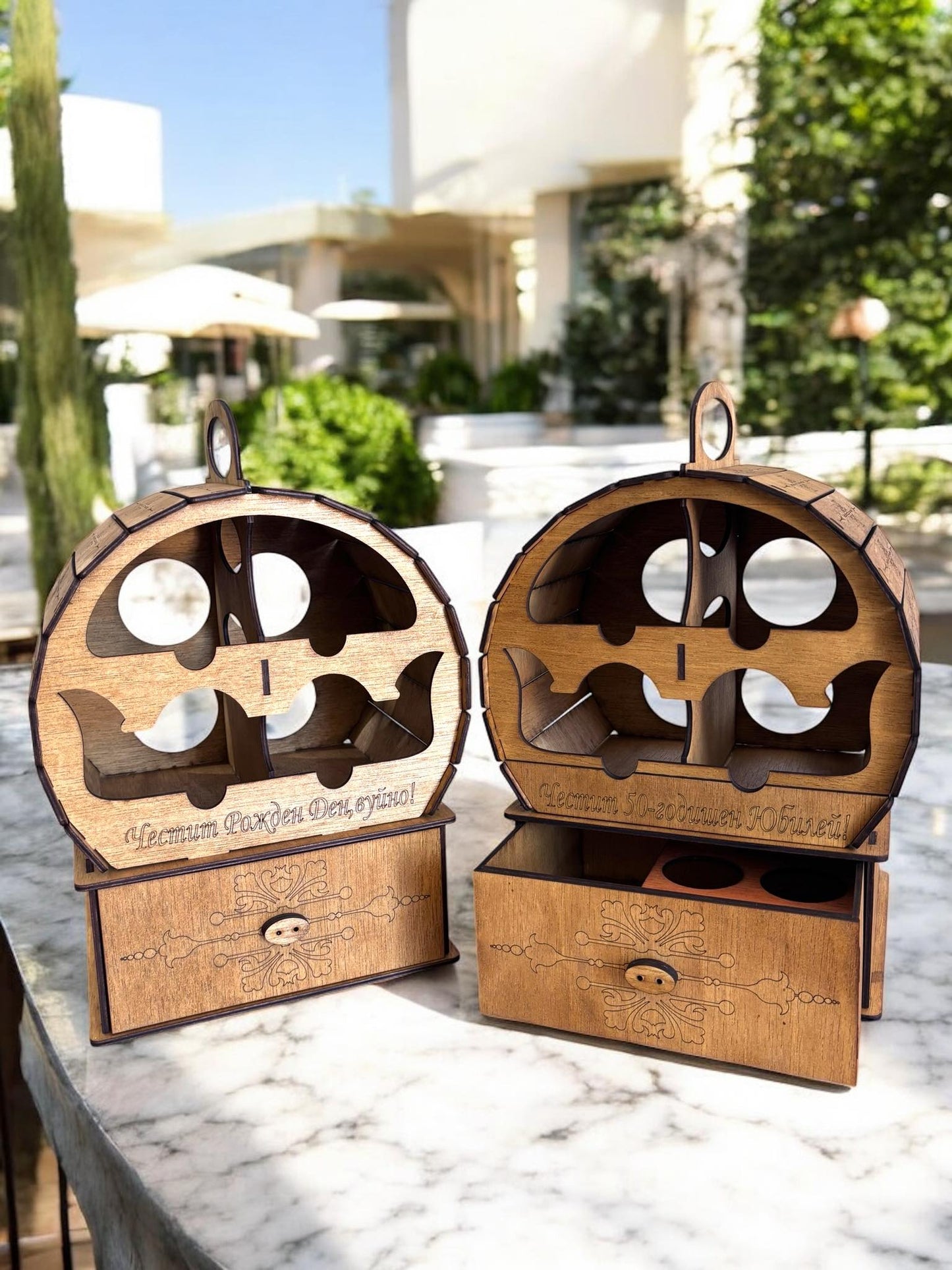 Mini bar din lemn „Butoi” pentru 4 sticle – gravură personalizată inclusă