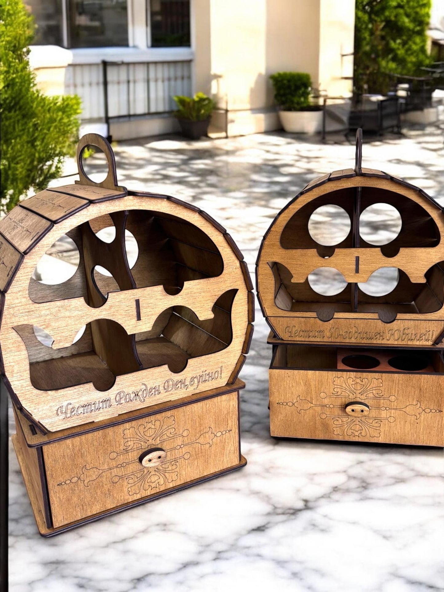 Mini bar din lemn „Butoi” pentru 4 sticle – gravură personalizată inclusă