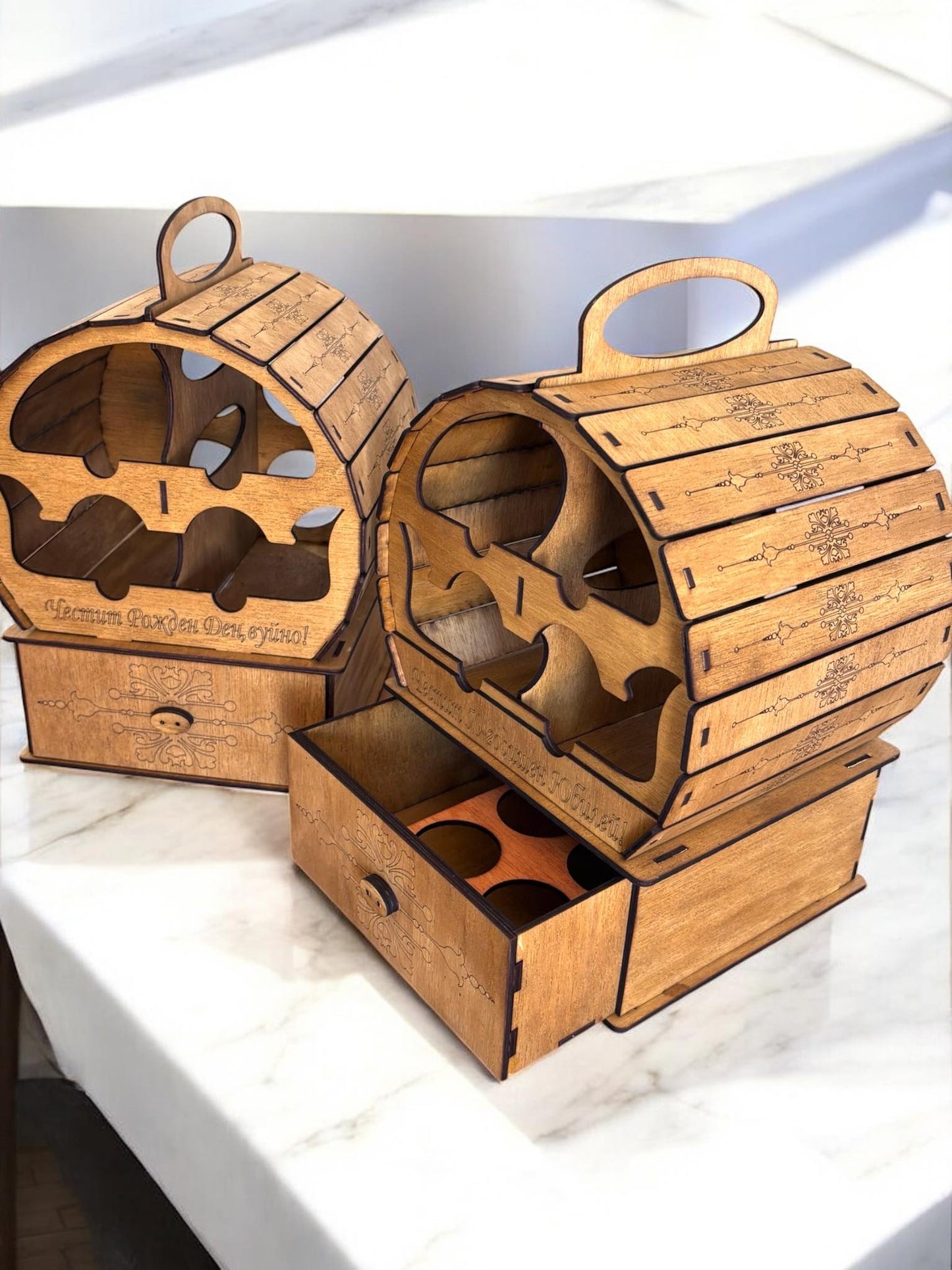 Mini bar din lemn „Butoi” pentru 4 sticle – gravură personalizată inclusă