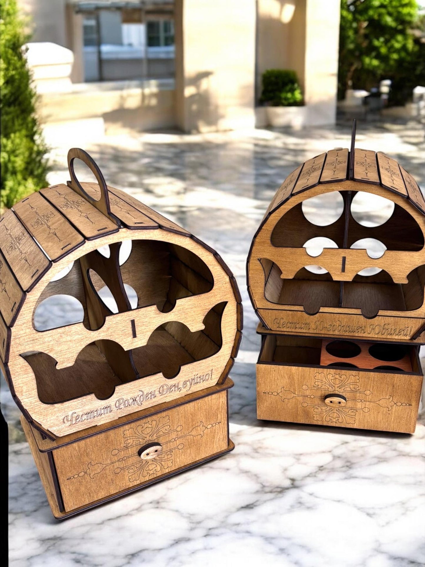 Mini bar din lemn „Butoi” pentru 4 sticle – gravură personalizată inclusă