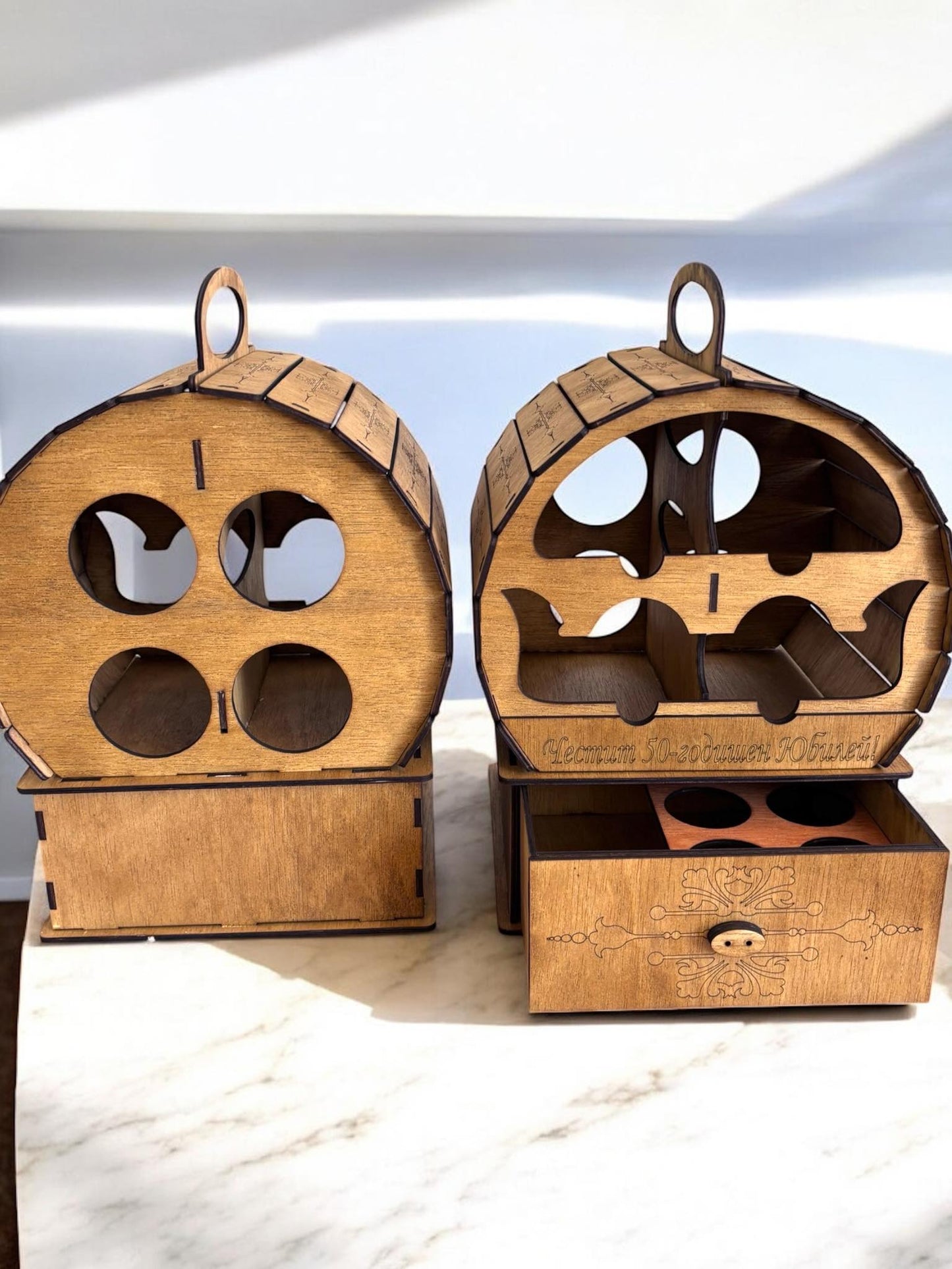 Mini bar din lemn „Butoi” pentru 4 sticle – gravură personalizată inclusă