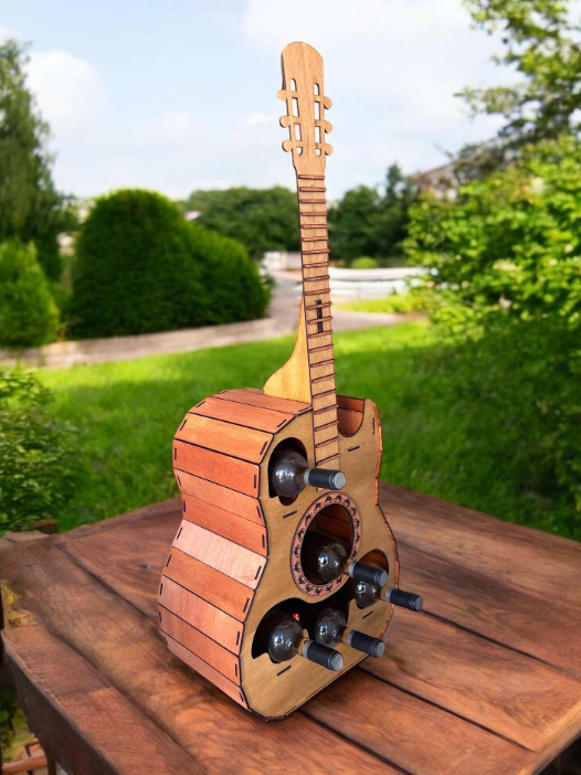 Mini bar din lemn în formă de chitară – suport pentru 5 sticle și pahare, personalizat