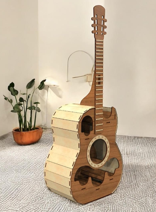 Mini bar din lemn în formă de chitară – suport pentru 5 sticle și pahare, personalizat