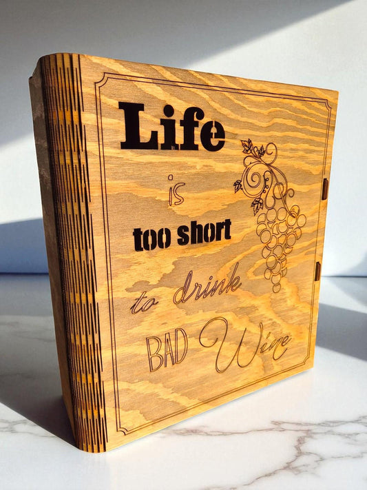 Cutie din lemn pentru vin și 2 pahare – lucrată manual, colorată cu uleiuri naturale