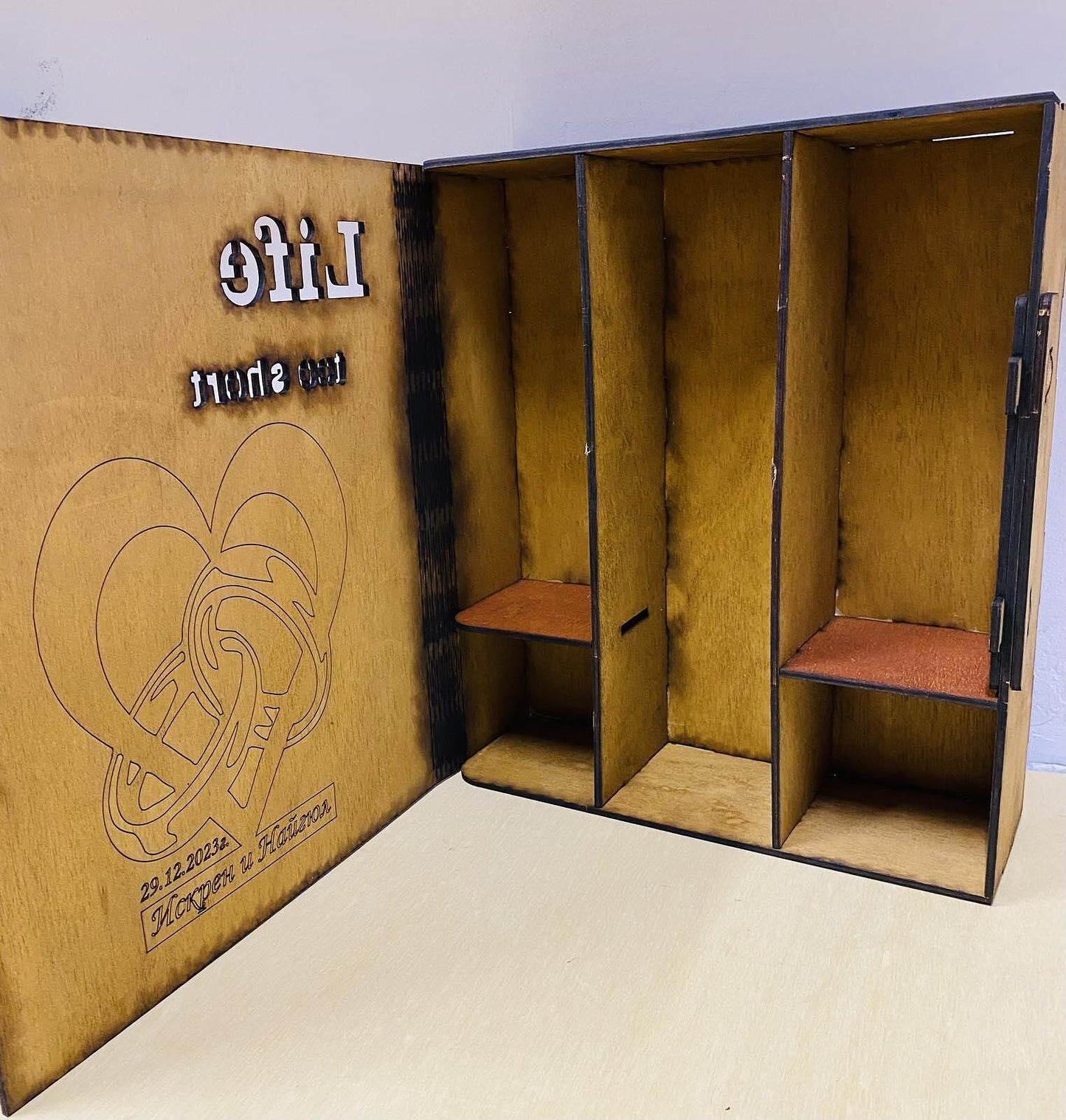 Cutie din lemn pentru vin și 2 pahare – lucrată manual, colorată cu uleiuri naturale