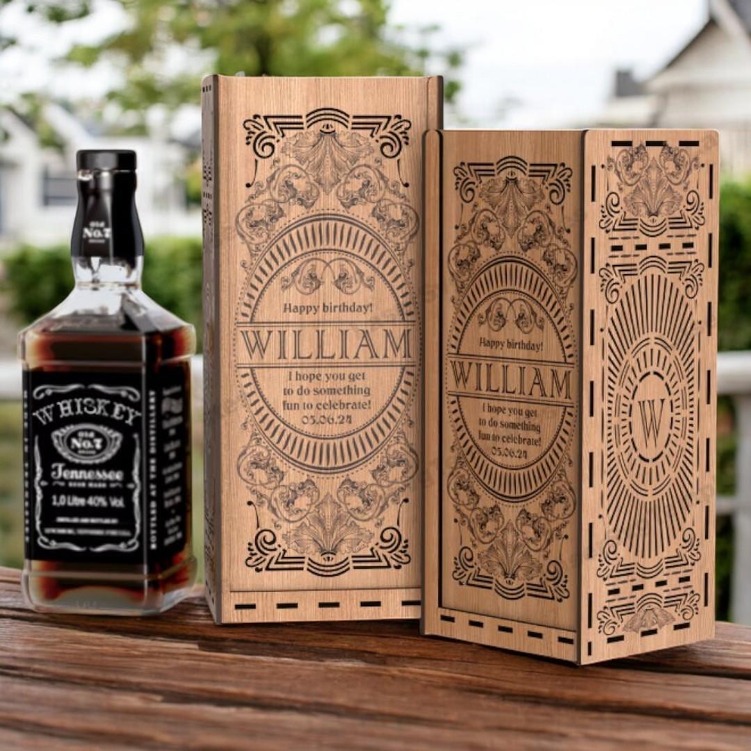 Cutie din lemn personalizată pentru sticla de whisky Jack Daniel’s – elegantă, lucrată manual