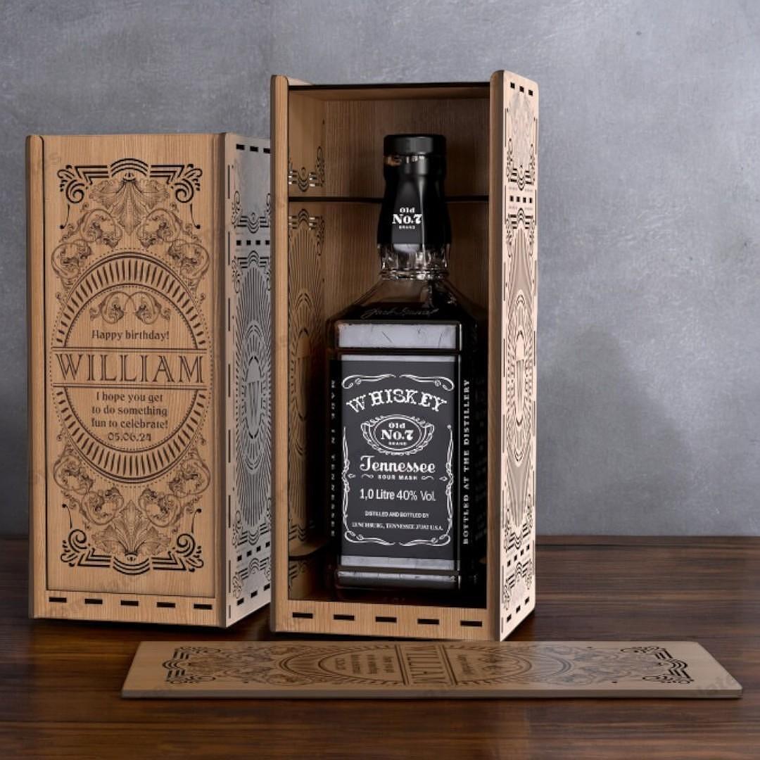 Cutie din lemn personalizată pentru sticla de whisky Jack Daniel’s – elegantă, lucrată manual