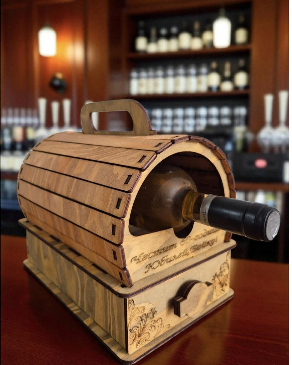 Butoiaș din lemn pentru vin cu sertar – personalizat, lucrat manual