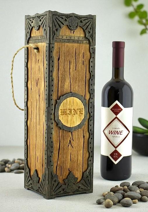 Cutie din lemn personalizată pentru vin, cu sfoară rustică – design masiv și elegant