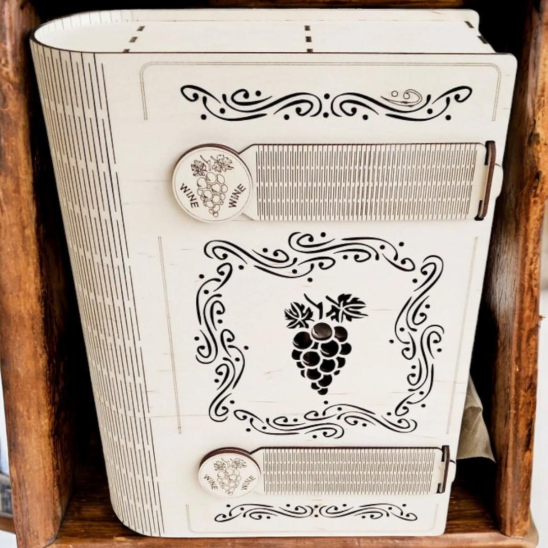 Cutie unică din lemn pentru vin și 2 pahare – personalizată și elegantă