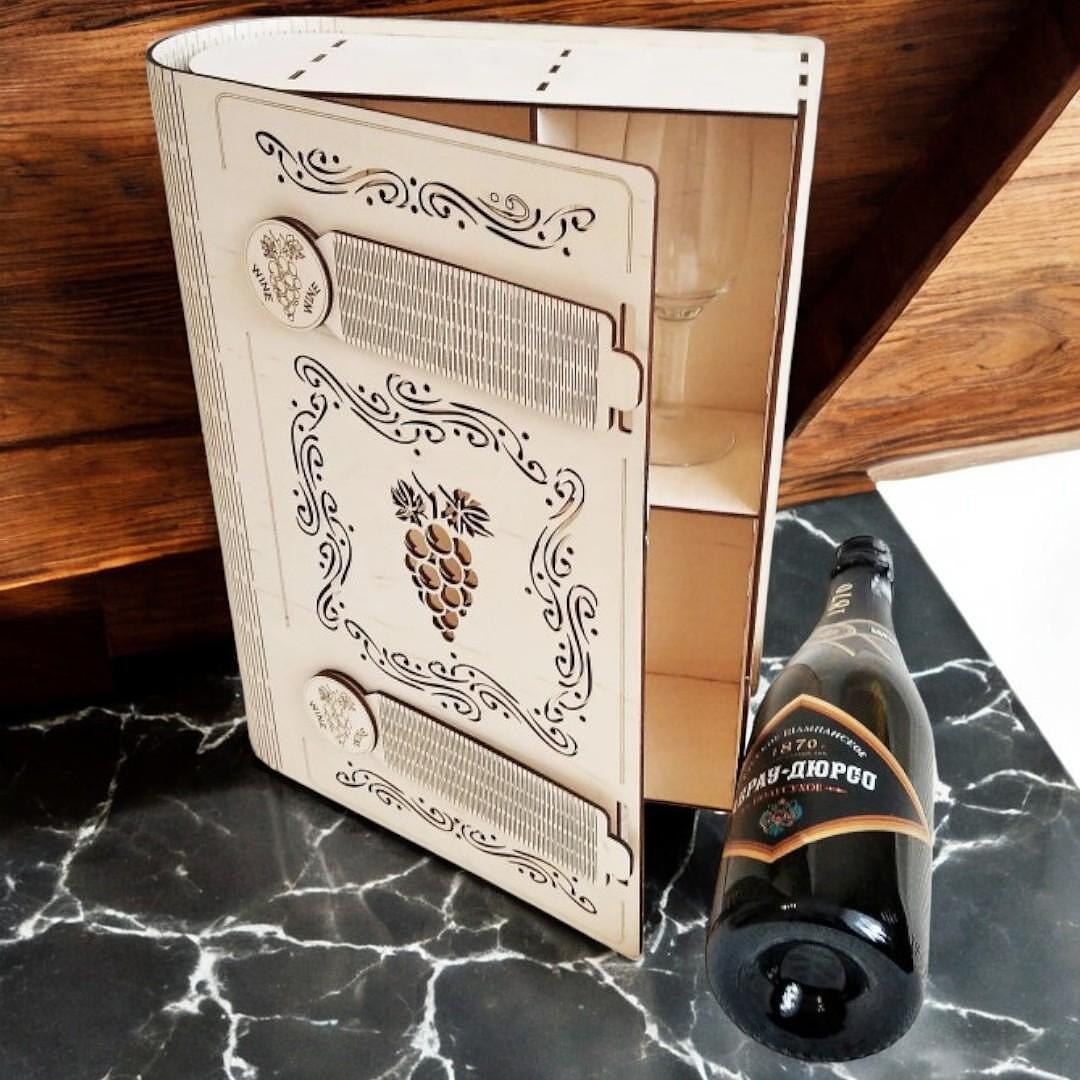 Cutie unică din lemn pentru vin și 2 pahare – personalizată și elegantă