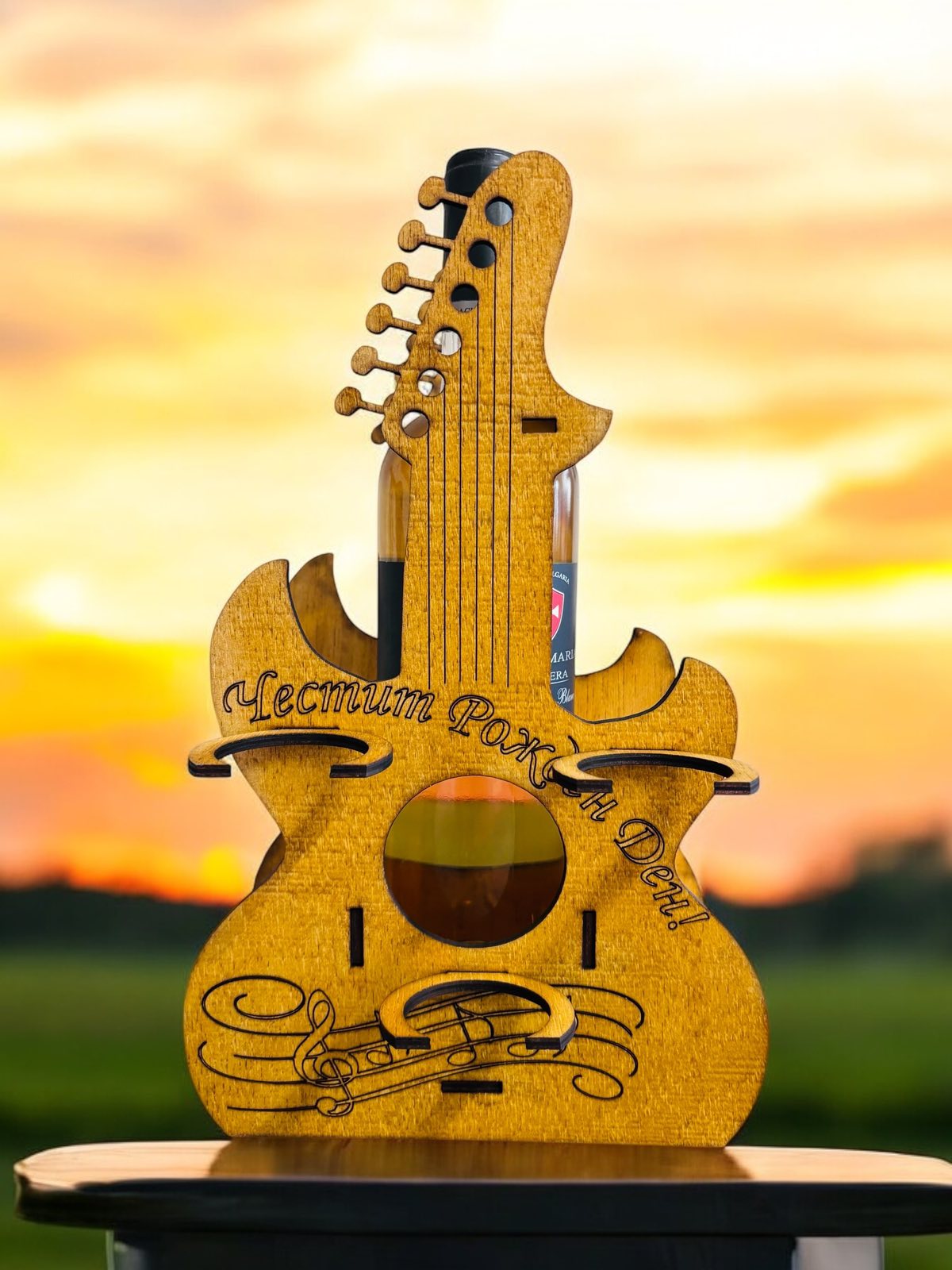 Mini bar din lemn în formă de chitară – lucrat manual, cu 3 pahare incluse și personalizare