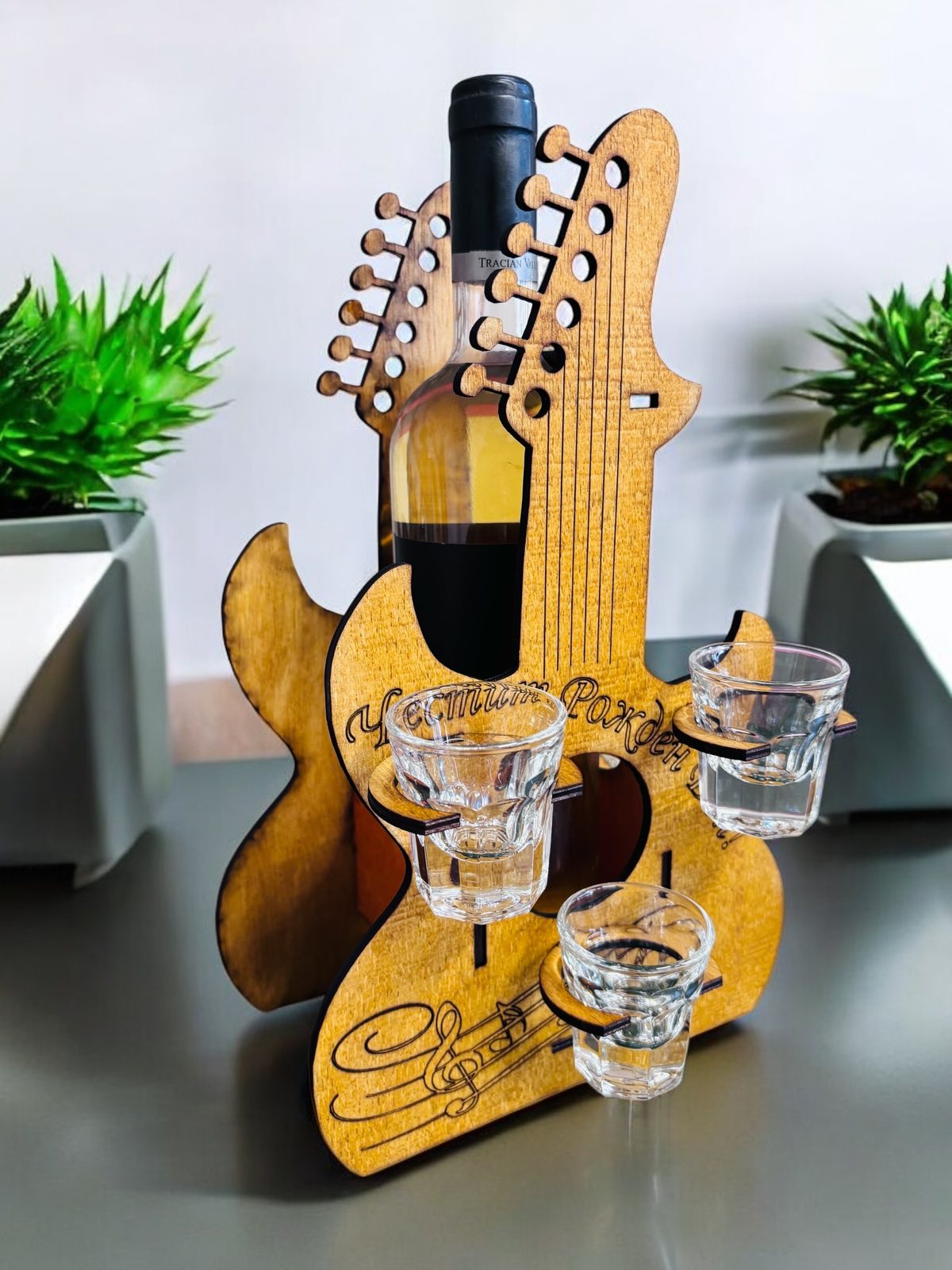 Mini bar din lemn în formă de chitară – lucrat manual, cu 3 pahare incluse și personalizare