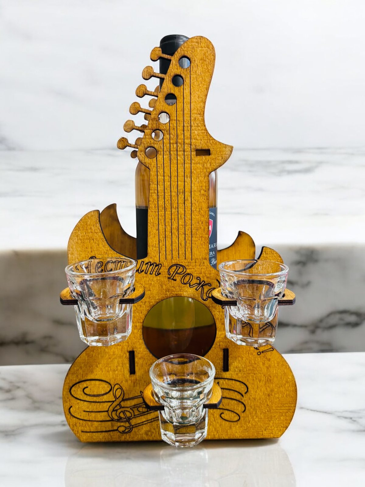 Mini bar din lemn în formă de chitară – lucrat manual, cu 3 pahare incluse și personalizare