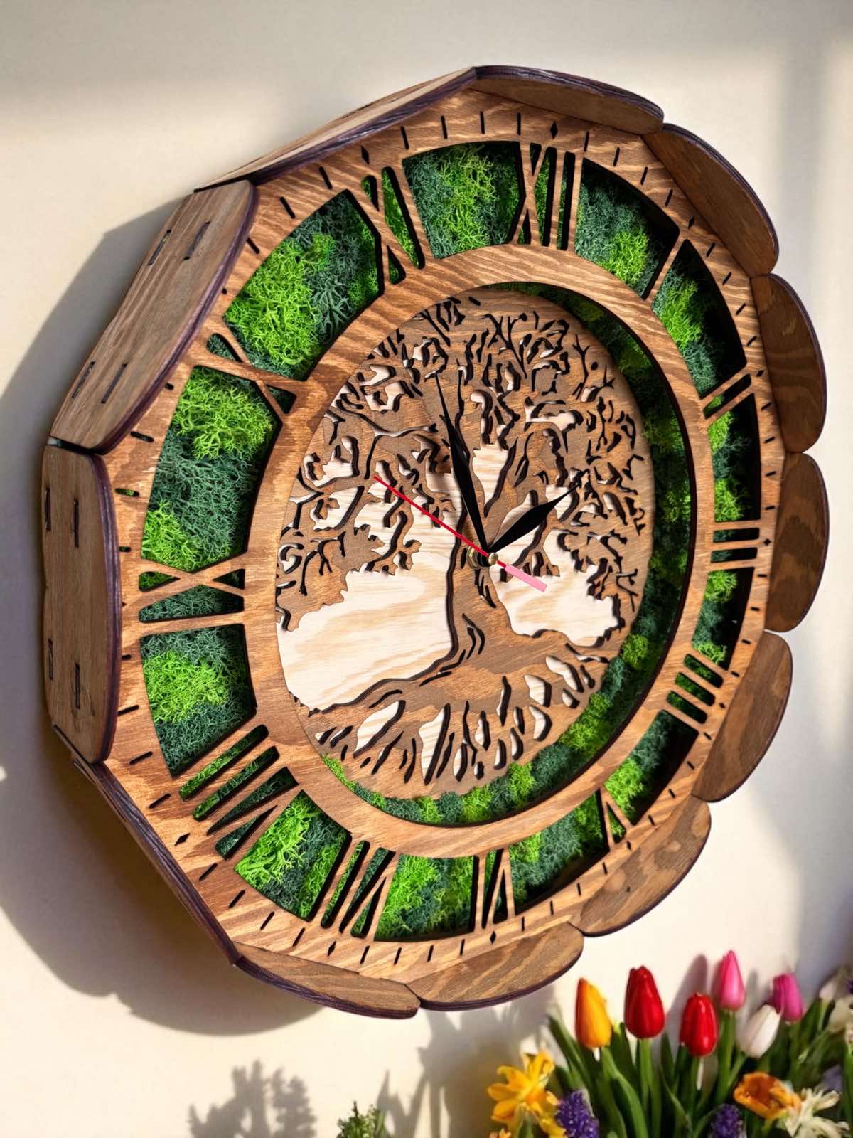 Ceas de perete din lemn „Arborele Vieții” cu mușchi scandinav natural