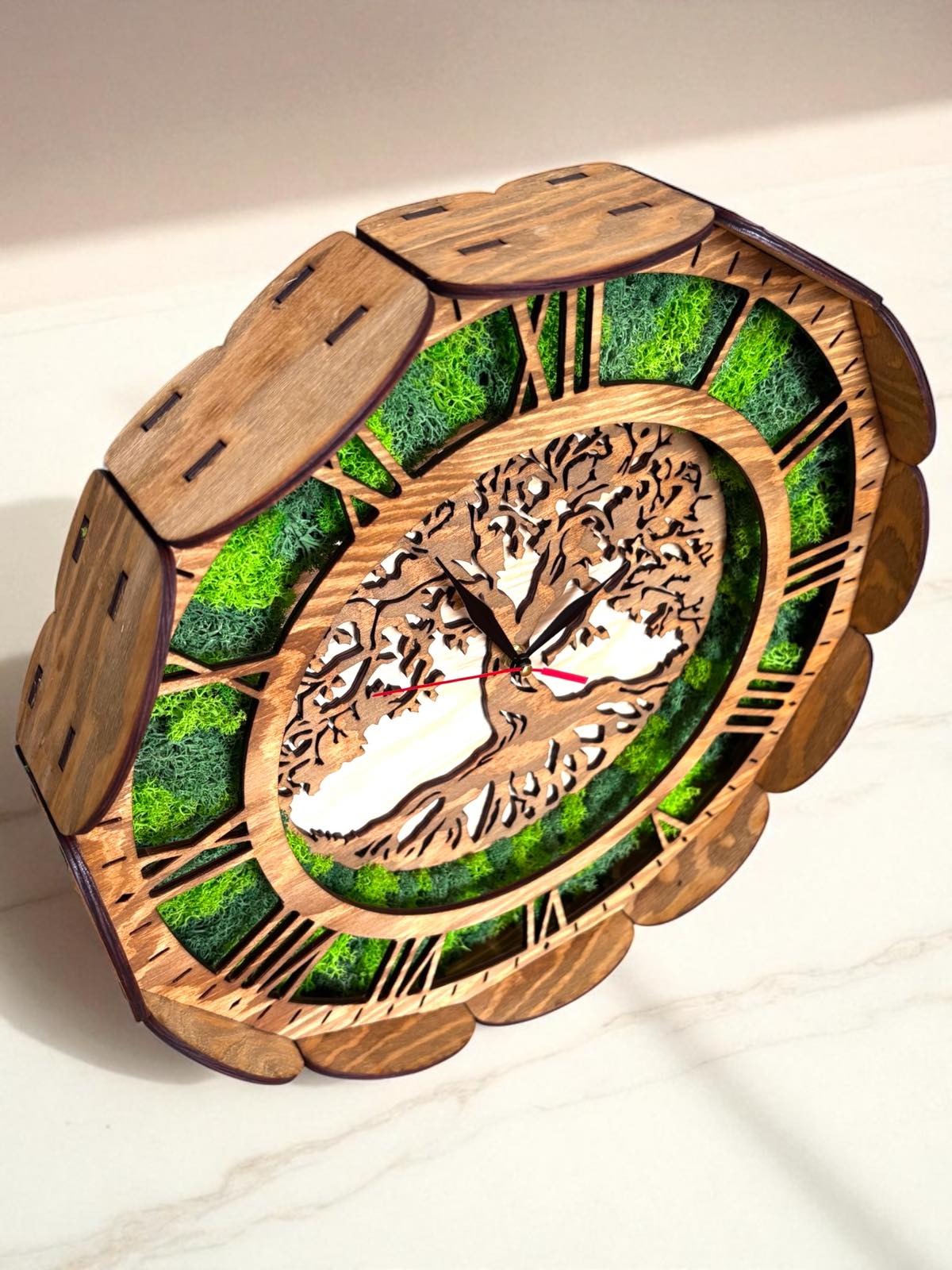 Ceas de perete din lemn „Arborele Vieții” cu mușchi scandinav natural