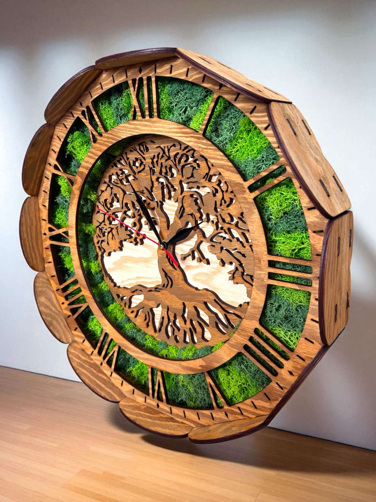 Ceas de perete din lemn „Arborele Vieții” cu mușchi scandinav natural