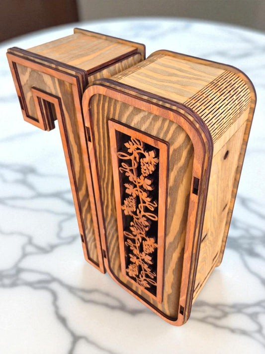 Cutie aniversară personalizată din lemn – model „70 de ani”