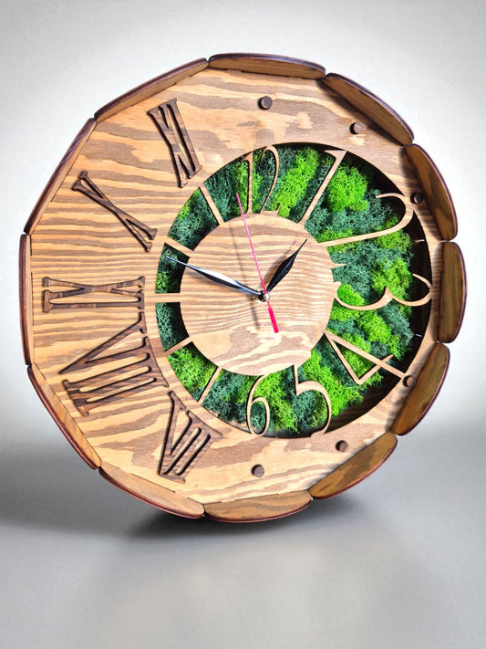 Ceas de perete din lemn „Nature Time – Modern” cu mușchi scandinav și cifre arabe