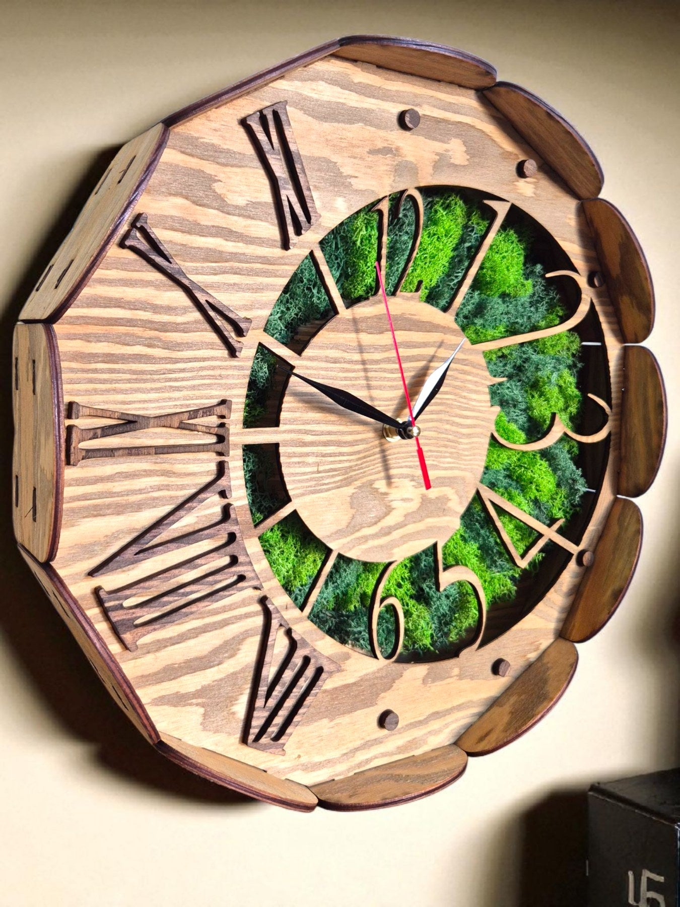 Ceas de perete din lemn „Nature Time – Modern” cu mușchi scandinav și cifre arabe