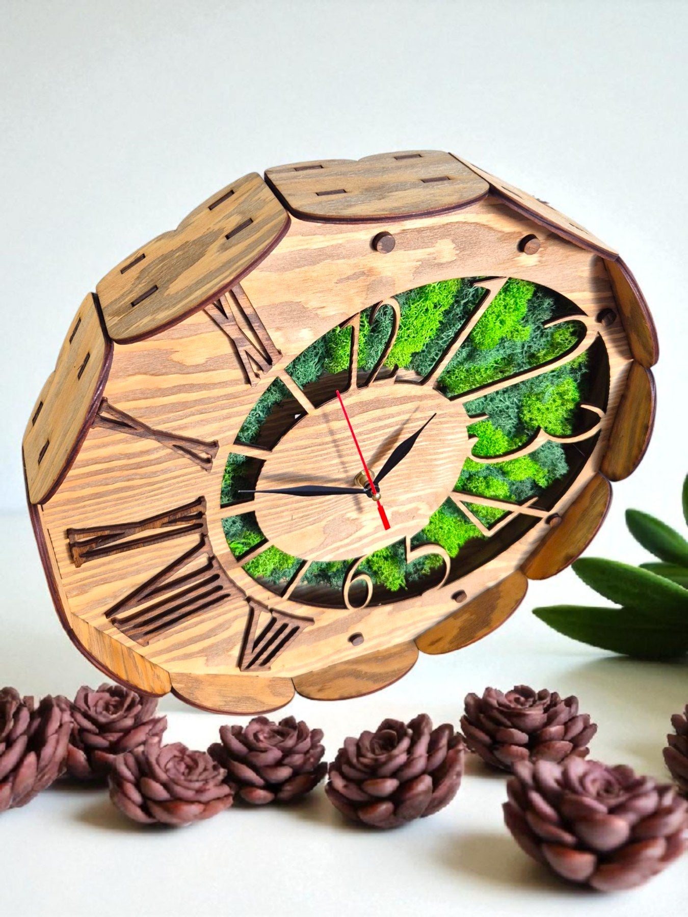 Ceas de perete din lemn „Nature Time – Modern” cu mușchi scandinav și cifre arabe