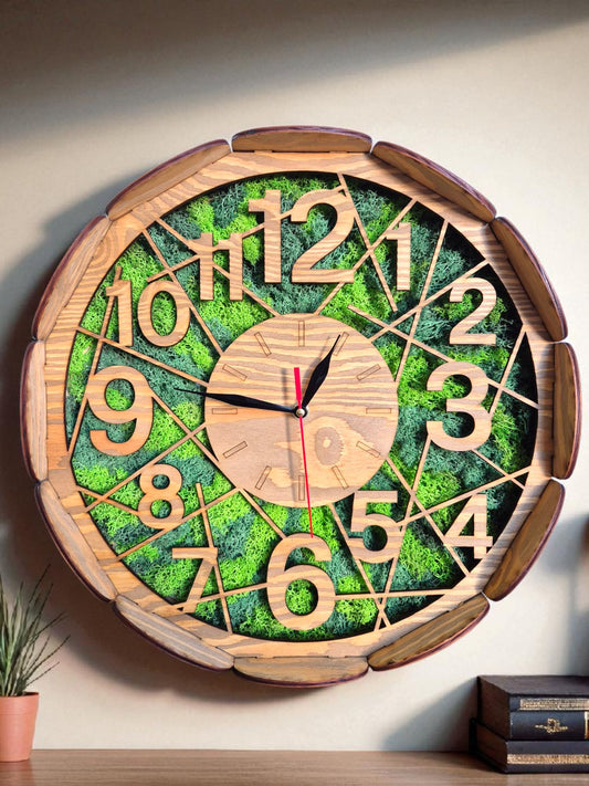 Forest Time – Ceas de perete din lemn lucrat manual, cu mușchi scandinav natural