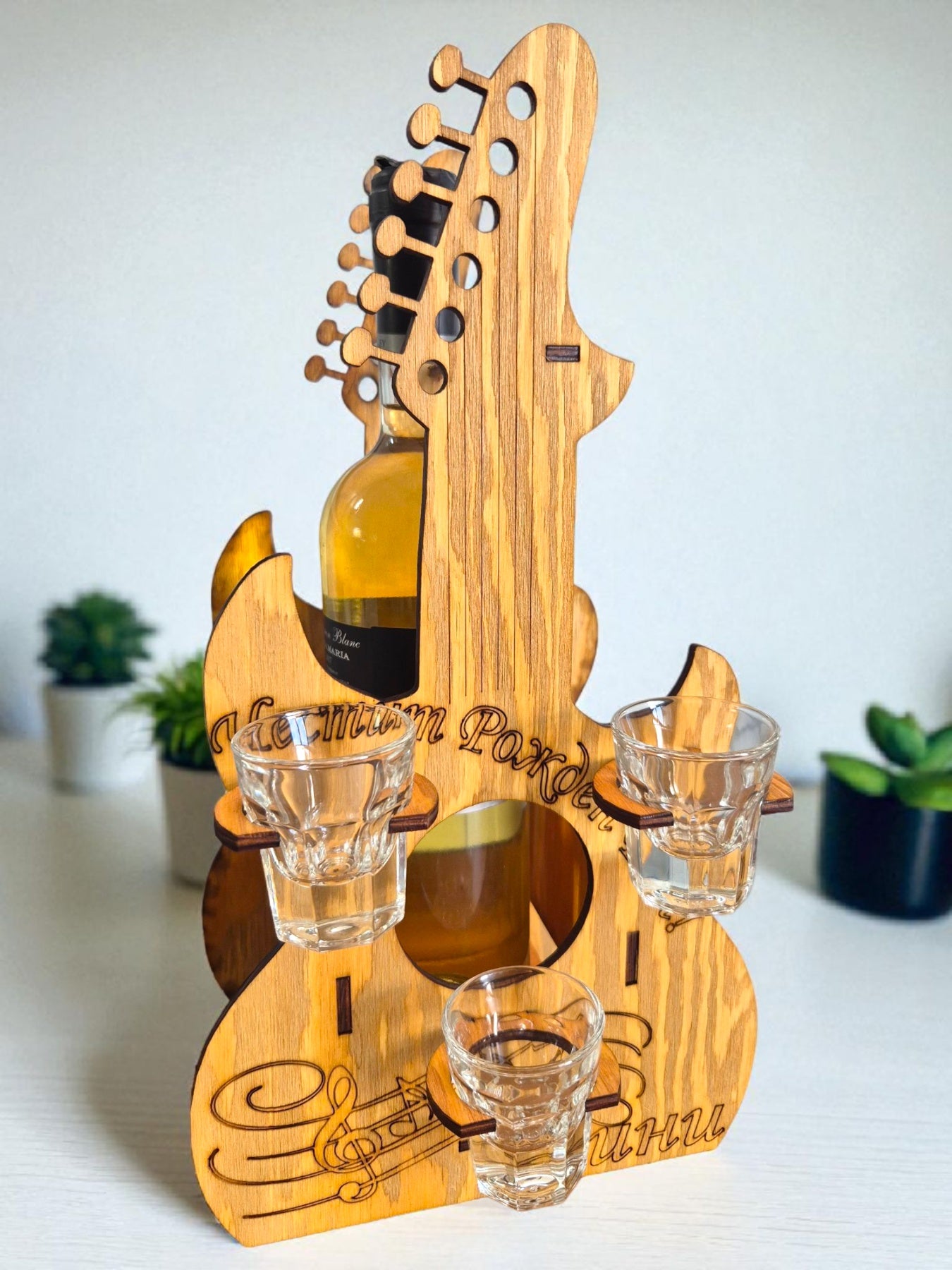 Mini bar din lemn în formă de chitară – lucrat manual, cu 3 pahare incluse și personalizare