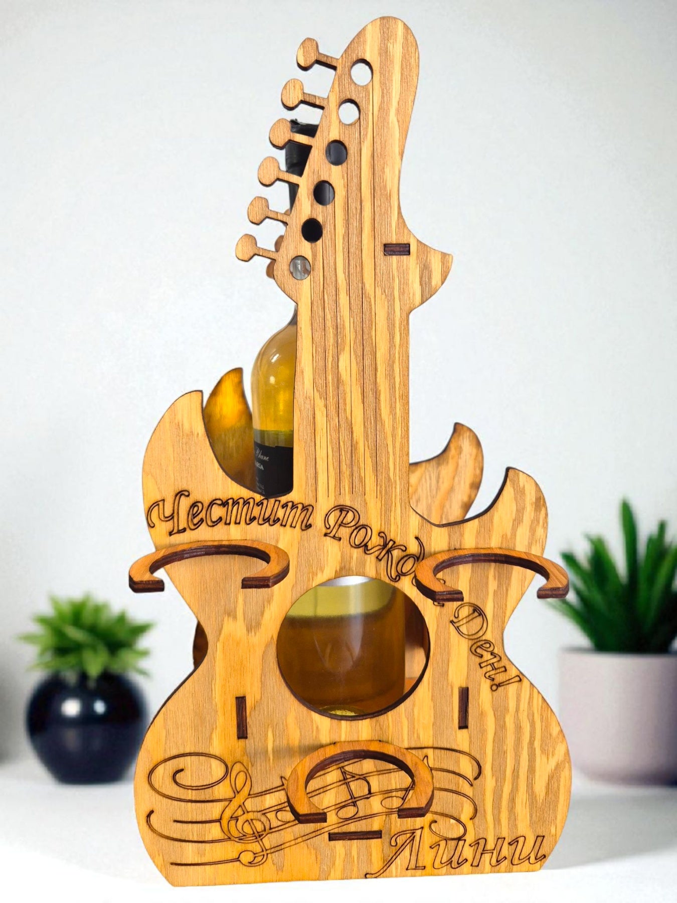 Mini bar din lemn în formă de chitară – lucrat manual, cu 3 pahare incluse și personalizare