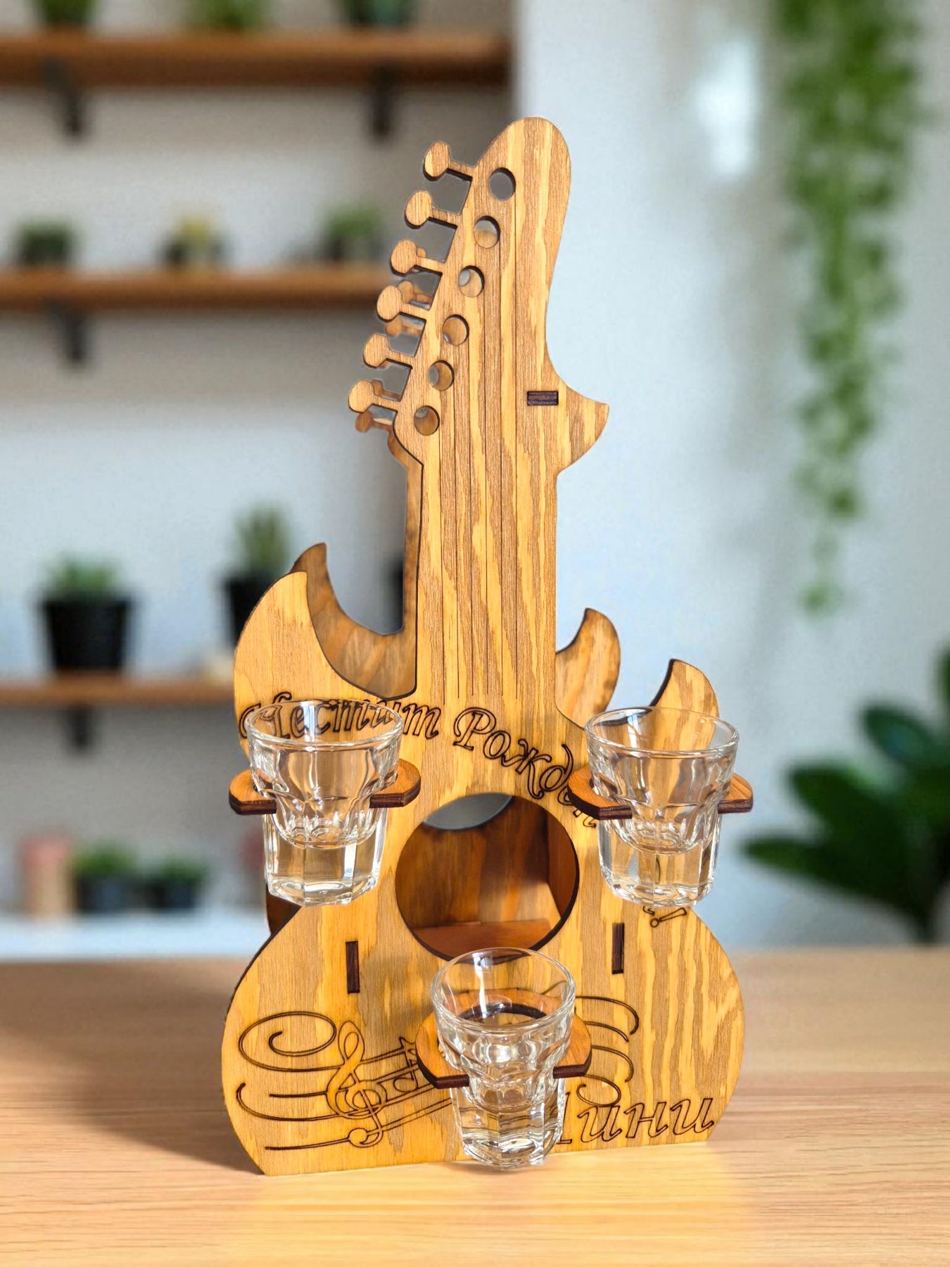 Mini bar din lemn în formă de chitară – lucrat manual, cu 3 pahare incluse și personalizare