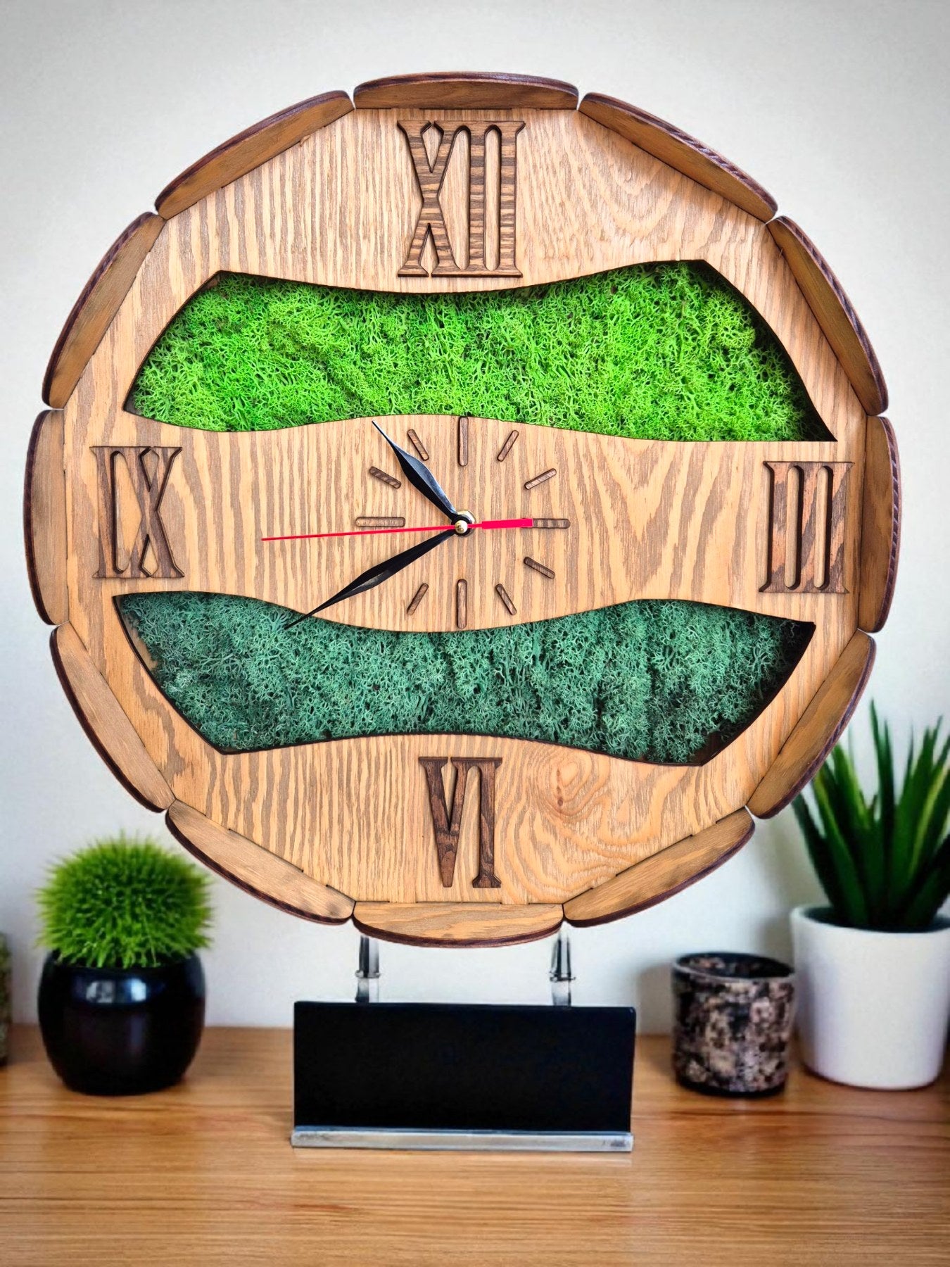 Ceas de perete din lemn „Green Harmony” cu mușchi scandinav stabilizat – lucrat manual