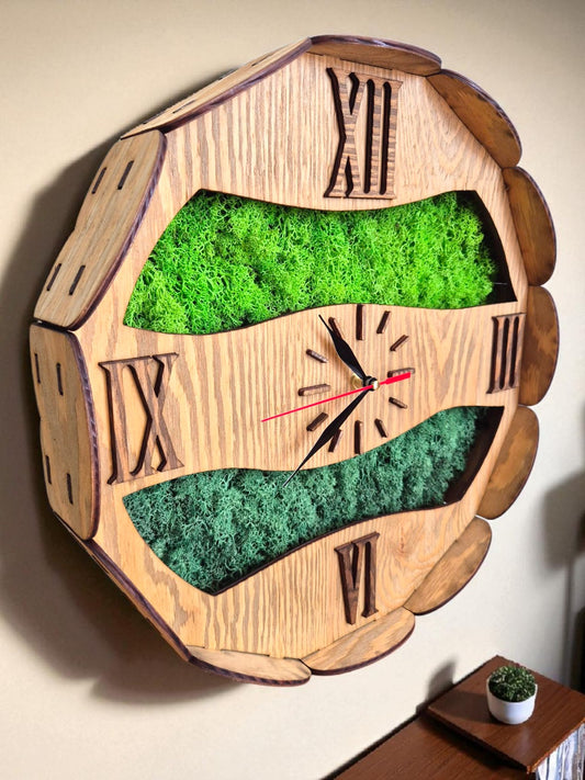 Ceas de perete din lemn „Green Harmony” cu mușchi scandinav stabilizat – lucrat manual