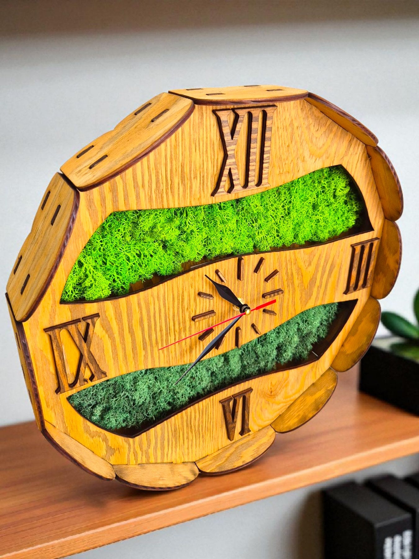 Ceas de perete din lemn „Green Harmony” cu mușchi scandinav stabilizat – lucrat manual