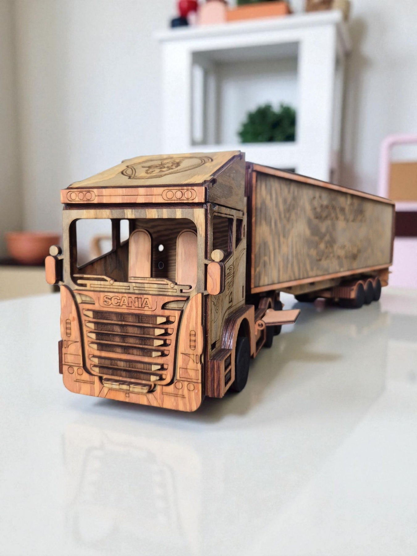 Mini Bar Camion TIR Scania din Lemn – Suport pentru Sticlă de Vin