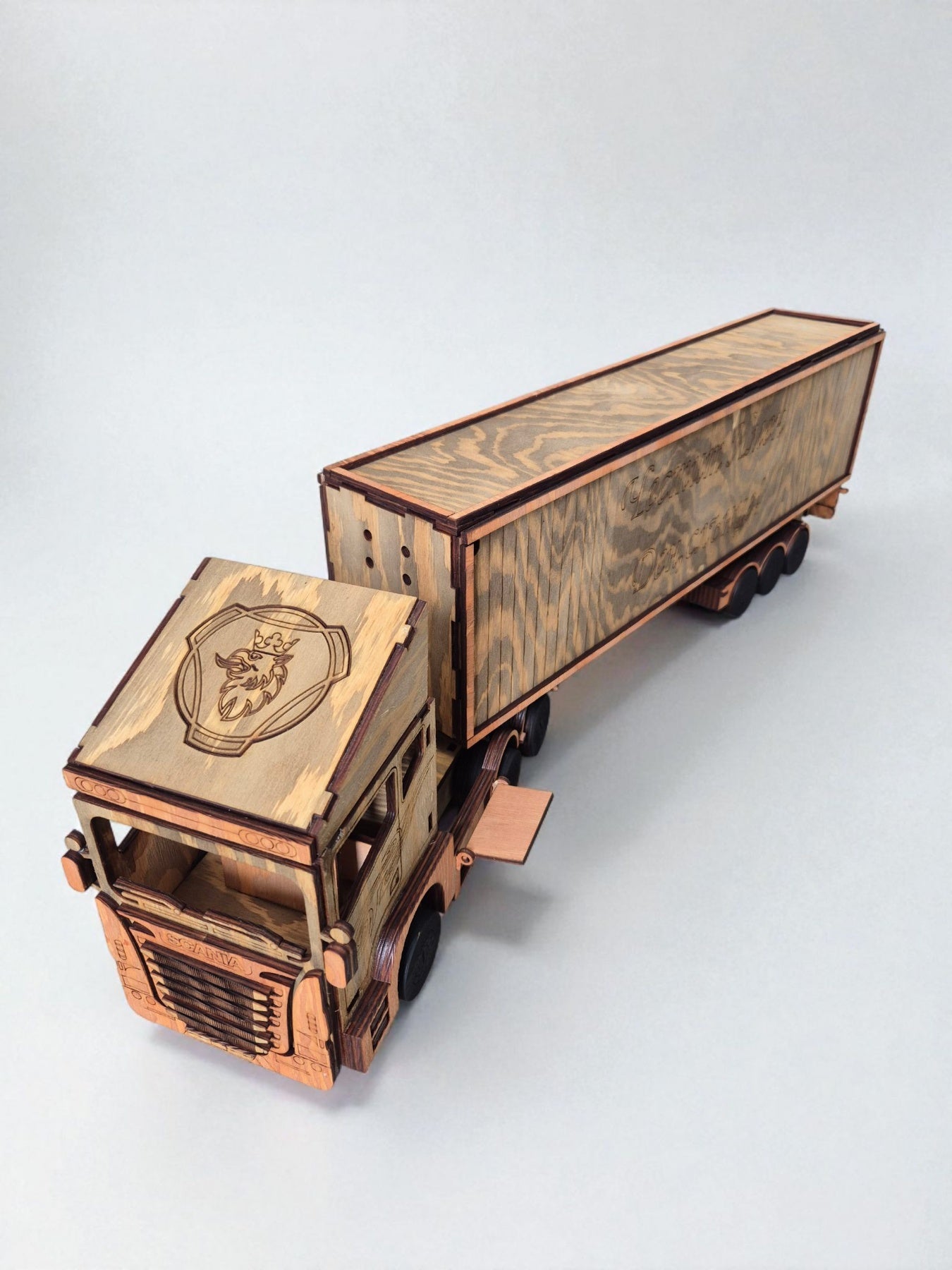 Mini Bar Camion TIR Scania din Lemn – Suport pentru Sticlă de Vin