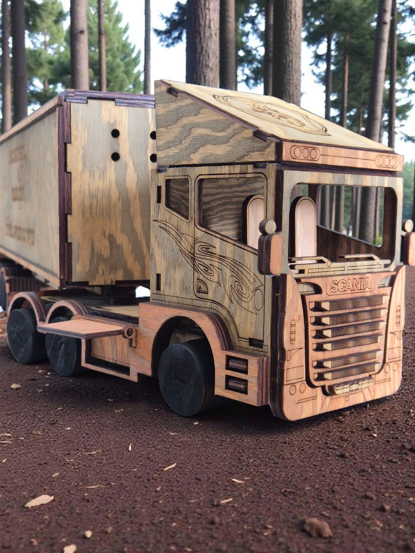 Mini Bar Camion TIR Scania din Lemn – Suport pentru Sticlă de Vin