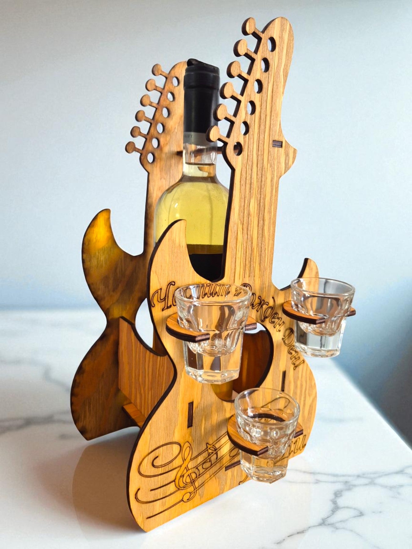 Mini bar din lemn în formă de chitară – lucrat manual, cu 3 pahare incluse și personalizare