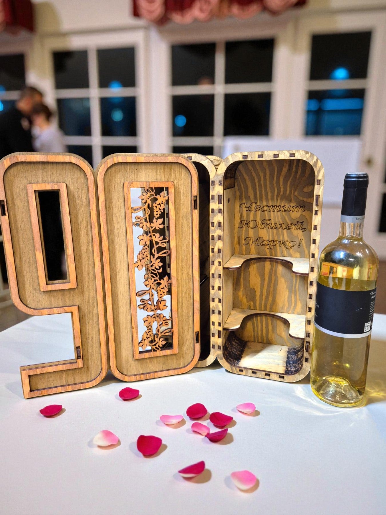 Cutie din lemn personalizată pentru aniversare de 90 de ani – cadou elegant și simbolic