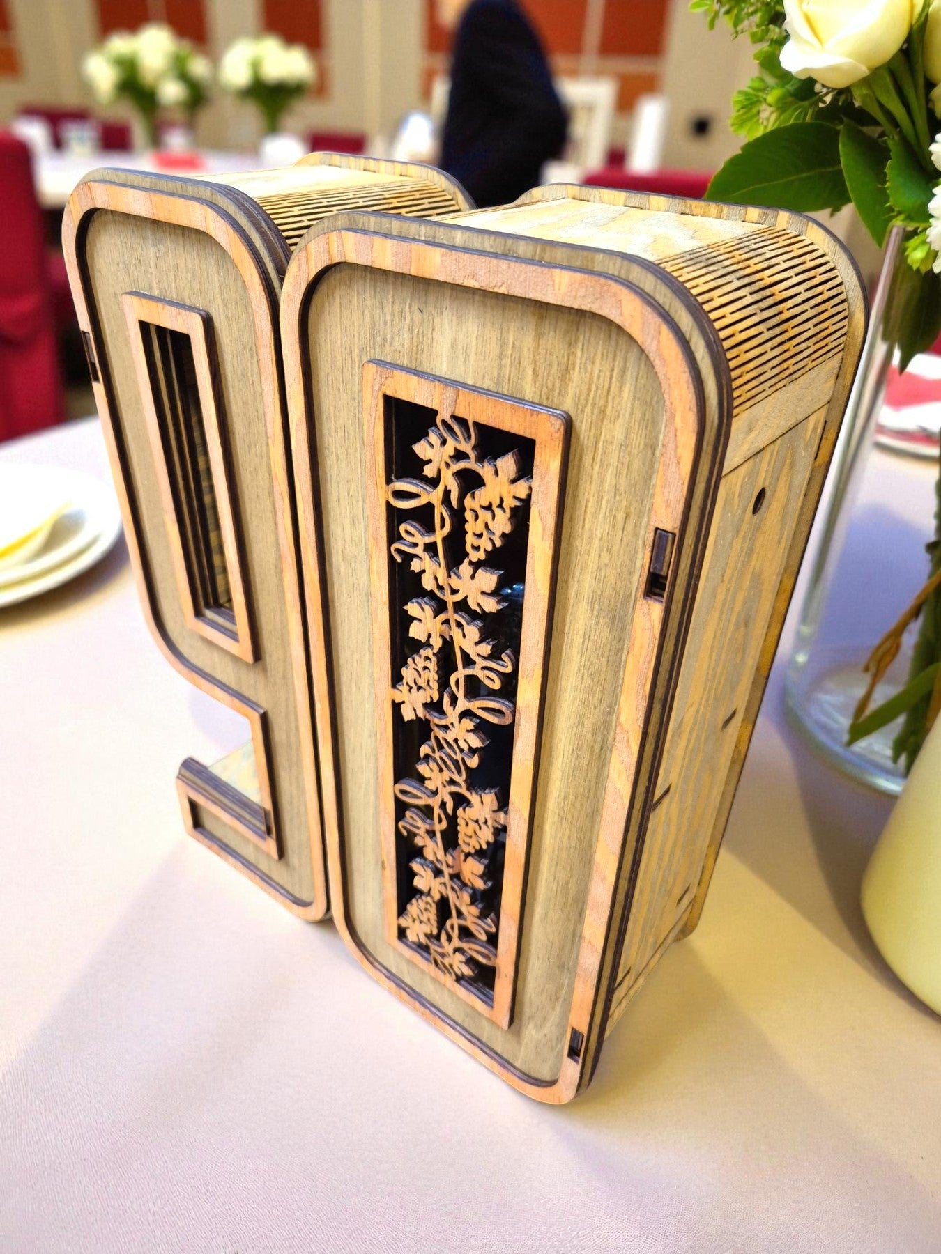 Cutie din lemn personalizată pentru aniversare de 90 de ani – cadou elegant și simbolic