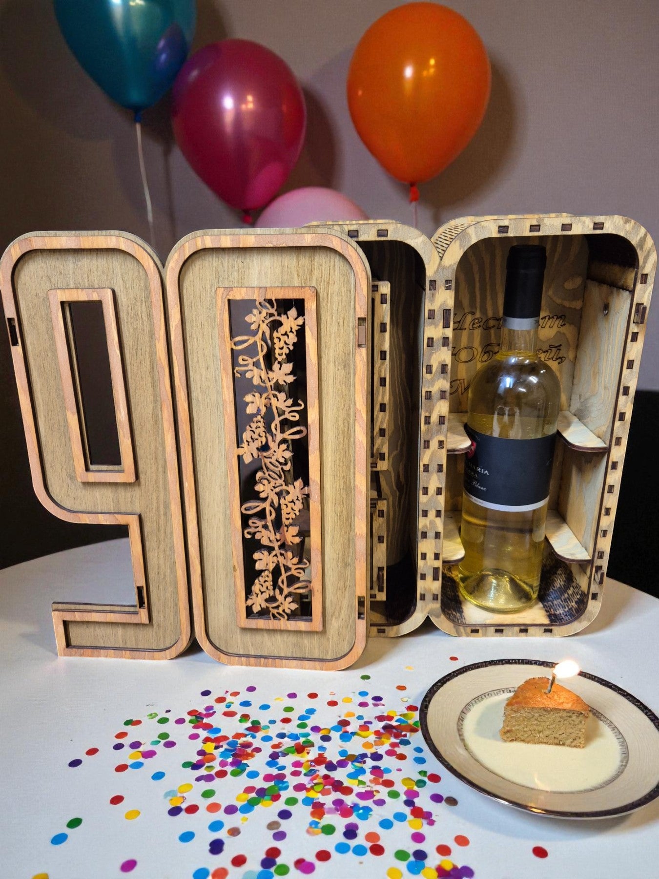 Cutie din lemn personalizată pentru aniversare de 90 de ani – cadou elegant și simbolic