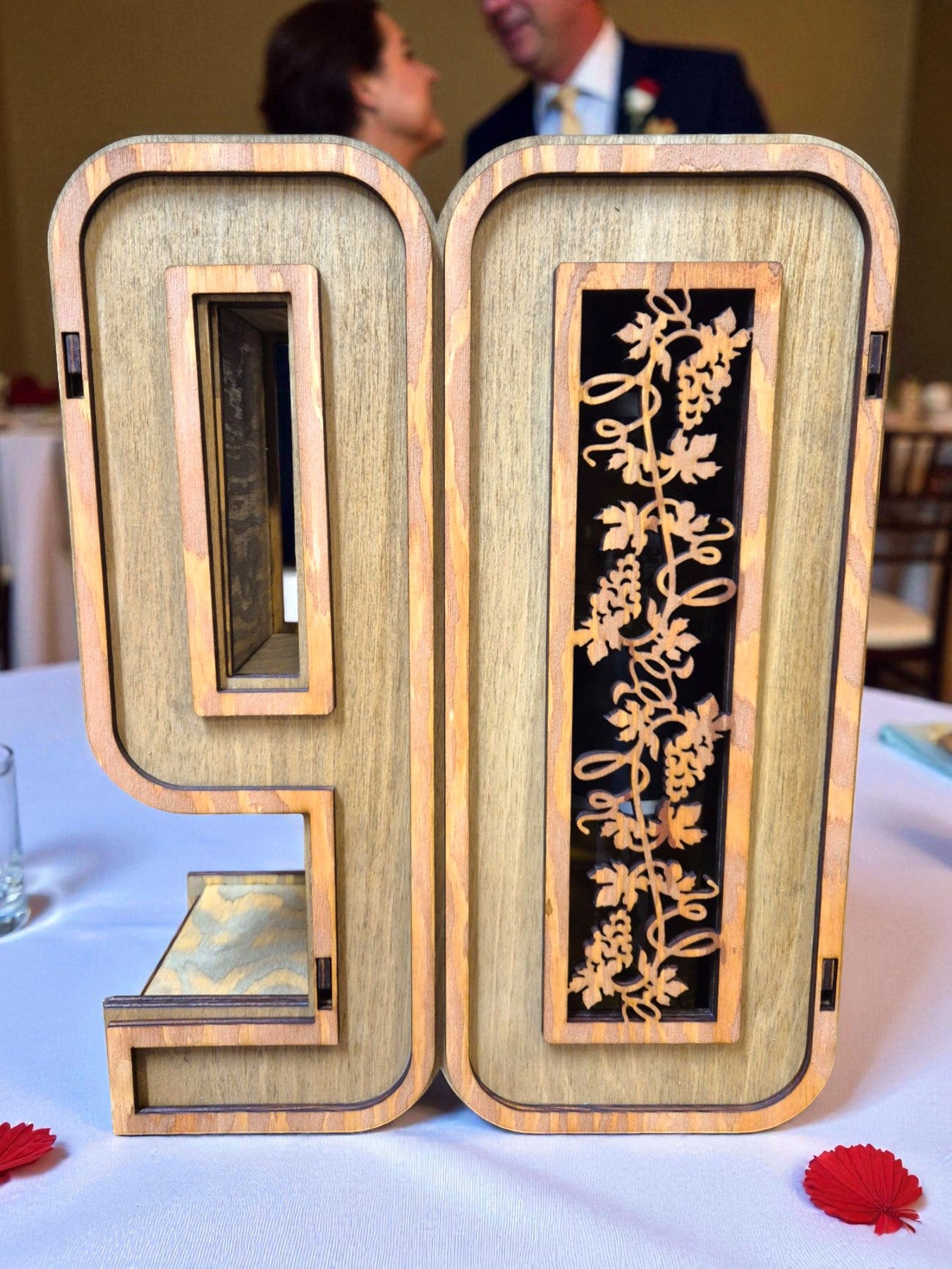 Cutie din lemn personalizată pentru aniversare de 90 de ani – cadou elegant și simbolic