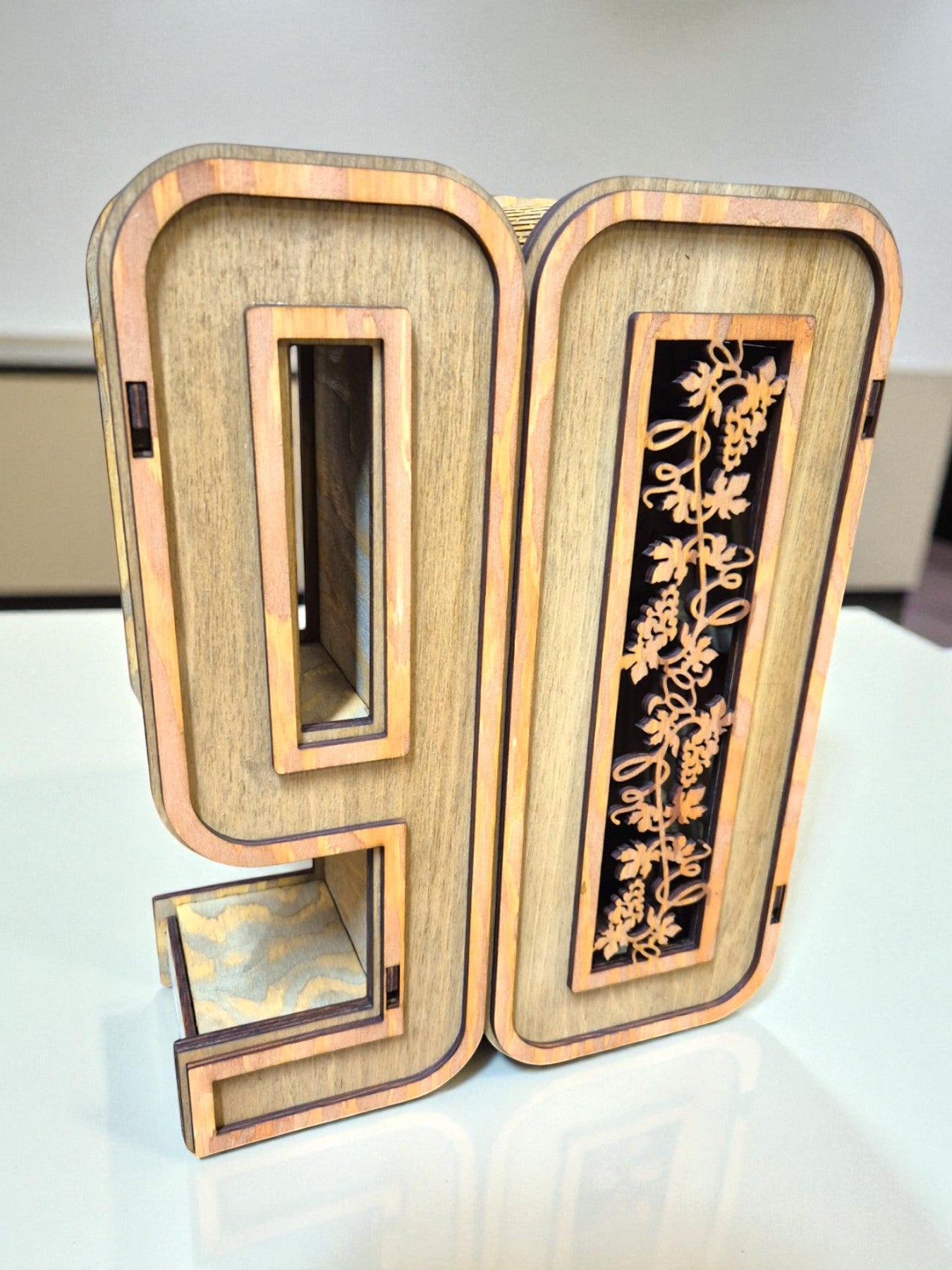 Cutie din lemn personalizată pentru aniversare de 90 de ani – cadou elegant și simbolic